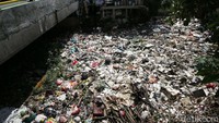 Bau busuk pun mulai menyengat dari tumpukan sampah tersebut.