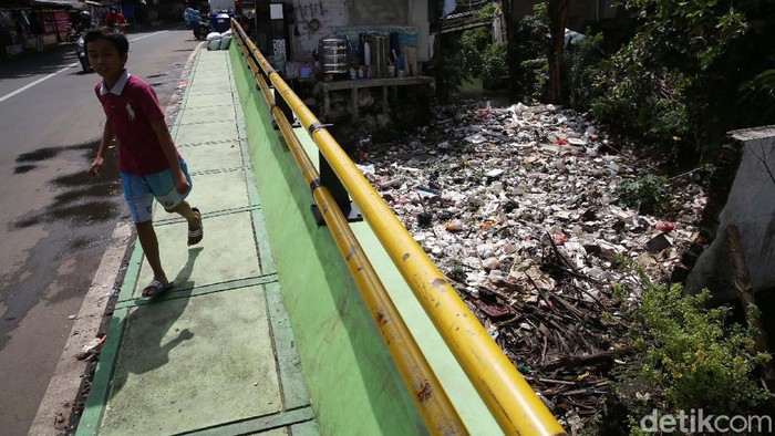 Kali Alam di Kali Baru, Kota Bekasi, dipenuhi sampah. Begini potretnya.