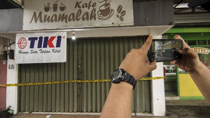 Potret Pasar Muamalah di Depok Digaris Polisi Seorang warga melintas depan ruko pasar muamalah yang disegel polisi di Tanah Baru, Depok, Jawa Barat, Rabu (3/2/2021). Badan Reserse Kriminal (Bareskrim) Polri menangkap pendiri Pasar Mualamah Zaim Saidi dan menyegel ruko yang digunakan sebagai tempat transaksi pembayaran menggunakan koin dinar, dirham, dan emas. ANTARA FOTO/Asprilla Dwi Adha/hp.