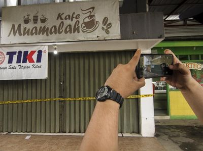 Potret Pasar Muamalah di Depok Digaris Polisi