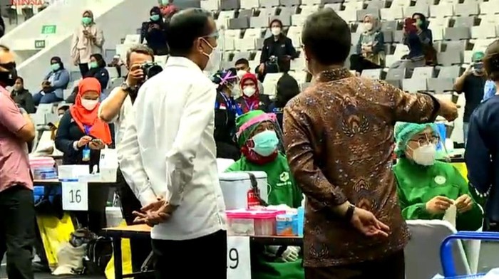 Presiden Jokowi meninjau vaksinasi massal COVID-19 di Istora Senayan, Jakarta.
