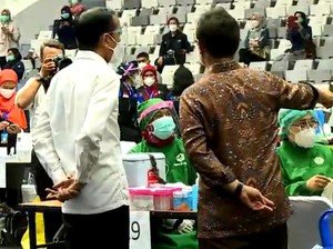 Jokowi Tinjau Vaksinasi Massal COVID-19 untuk Nakes di Istora Senayan