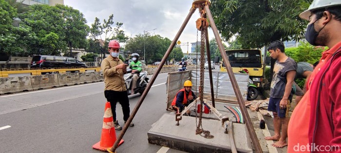 Proyek galian SJUT-manhole di Jl Warung Buncit-Mampang Prapatan arah Kuningan Jakarta Selatan, 4 Februari 2021. (Taufieq Renaldi Arfiansyah/detikcom)