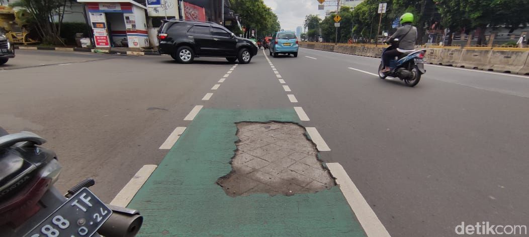 Proyek galian SJUT-manhole di Jl Warung Buncit-Mampang Prapatan arah Kuningan Jakarta Selatan, 4 Februari 2021. (Taufieq Renaldi Arfiansyah/detikcom)
