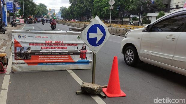 Proyek galian SJUT-manhole di Jl Warung Buncit-Mampang Prapatan arah Kuningan Jakarta Selatan, 4 Februari 2021. (Taufieq Renaldi Arfiansyah/detikcom)