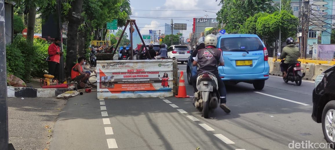 Proyek galian SJUT-manhole di Jl Warung Buncit-Mampang Prapatan arah Kuningan Jakarta Selatan, 4 Februari 2021. (Taufieq Renaldi Arfiansyah/detikcom)