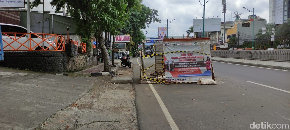 Proyek galian SJUT-manhole di Mampang arah Ragunan, 4 Februari 2021. (Taufieq Renaldi Arfiansyah/detikcom)