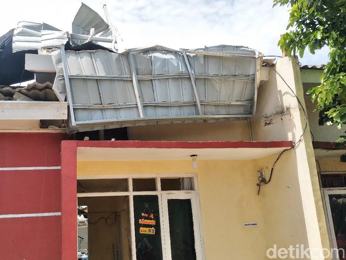 Puluhan rumah di Pandeglang rusak diterjang puting beliung