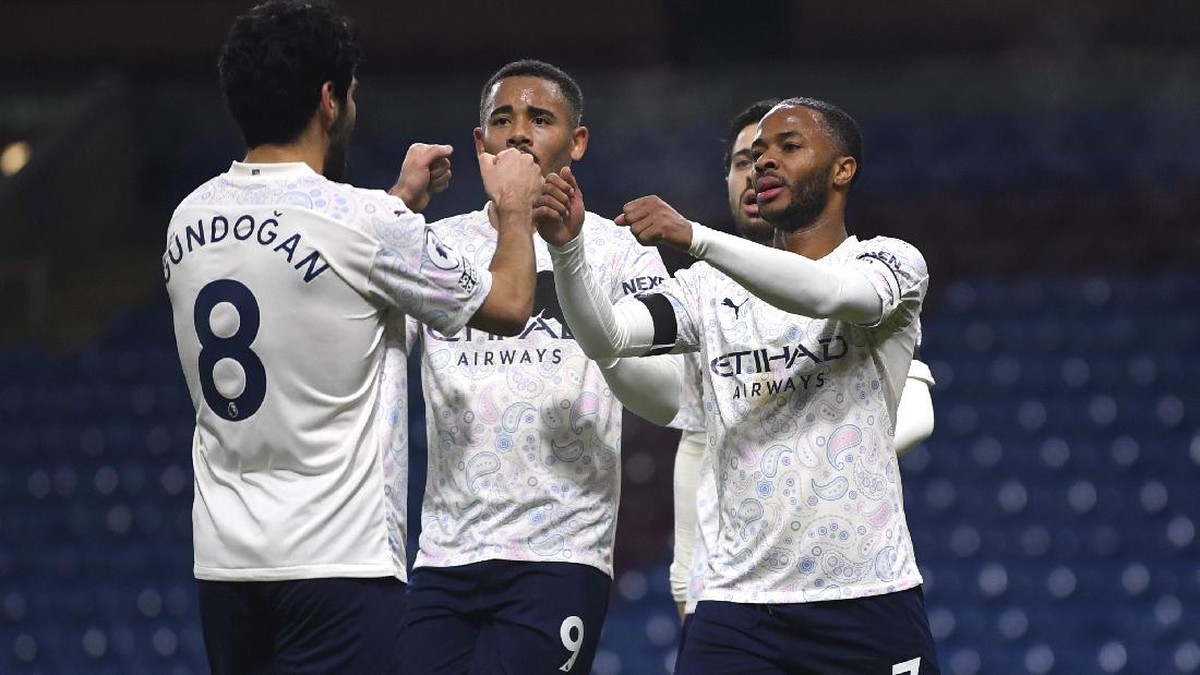 Raheem Sterling (kanan) merayakan gol ke gawang Burnley. (Foto: Gareth Copley/Pool/AP)