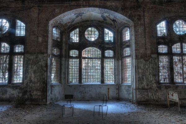 Selain itu, Beelitz-Heilstatten juga pernah digunakan untuk merawat pemimpin Nazi, Adolf Hitler, yang mengalami cidera paha pada Pertempuran Somme di akhir 1916. Selain itu, Beelitz-Heilstatten juga pernah digunakan untuk merawat pemimpin Nazi, Adolf Hitler, yang mengalami cidera paha pada Pertempuran Somme di akhir 1916.