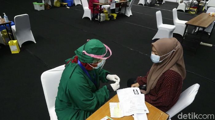 Saat Ribuan Nakes Ikuti Vaksinasi Massal Program vaksinasi COVID-19 bagi tenaga kesehatan masih terus berjalan. Pemprov DKI Jakarta gelar vaksinasi massal di Istora Senayan, Jakarta.