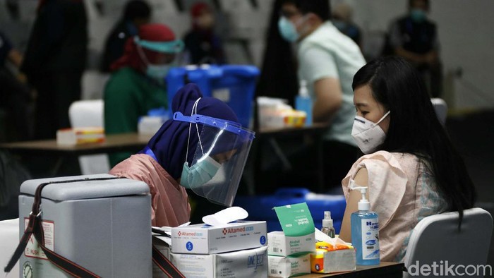 Program vaksinasi COVID-19 bagi tenaga kesehatan masih terus berjalan. Pemprov DKI Jakarta gelar vaksinasi massal di Istora Senayan, Jakarta.
