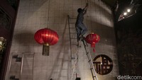 Beragam persiapan pun dilakukan, salah satunya mendekorasi area vihara.