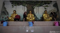 Selain itu, sejumlah warga juga membersihkan patung dewa yang ada di vihara tersebut.