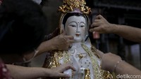 Satu per satu patung yang ada di Vihara Amurva Bhumi dibersihkan.