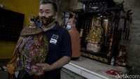 Guna mengantisipasi penyebaran virus Corona, warga yang beraktivitas di Vihara Amurva Bhumi tampak mengenakan masker.