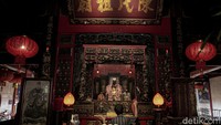 Seorang warga membersihkan patung yang berada di Vihara Amurva Bhumi, Jakarta, Kamis (4/2/2021).