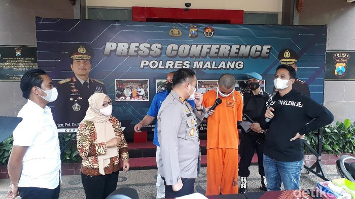 Siswa SMA di Kota Malang, RPR (16), menjual teman perempuannya ke lelaki hidung belang. Ada dua teman yang ditawarkan, salah satunya siswi berusia 15 tahun.