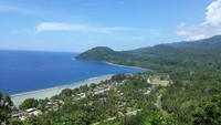 Kalau ini penampakan cantik Pantai Wutung dari ketinggian. Selain kuliner, traveler juga dapat membeli souvenir khas Papua Nugini berupa kaos, kain pantai, topi, gantungan kunci dan bilum. (Hari Suroto/Istimewa)