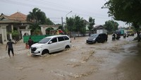 Selain merendam puluhan rumah serta klinik hingga rumah makan, banjir juga mengakibatkan kemacetan sepanjang satu kilometer.