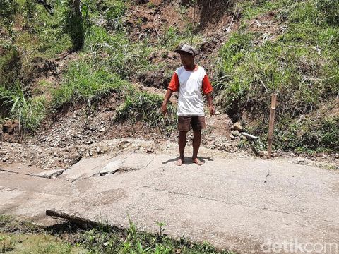 Tanah bergerak di Padukuhan Losari 1, Wukirharjo, Prambanan, Sleman yang mengancam 4 rumah warga, Kamis (4/2/2021).