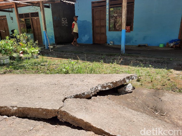 Tanah bergerak di Padukuhan Losari 1, Wukirharjo, Prambanan, Sleman yang mengancam 4 rumah warga, Kamis (4/2/2021).