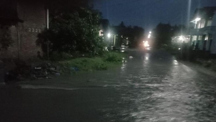Tanggul anak sungai di Klaten jebol dan air menggenangi permukiman terdekat, Kamis (4/2/2021).