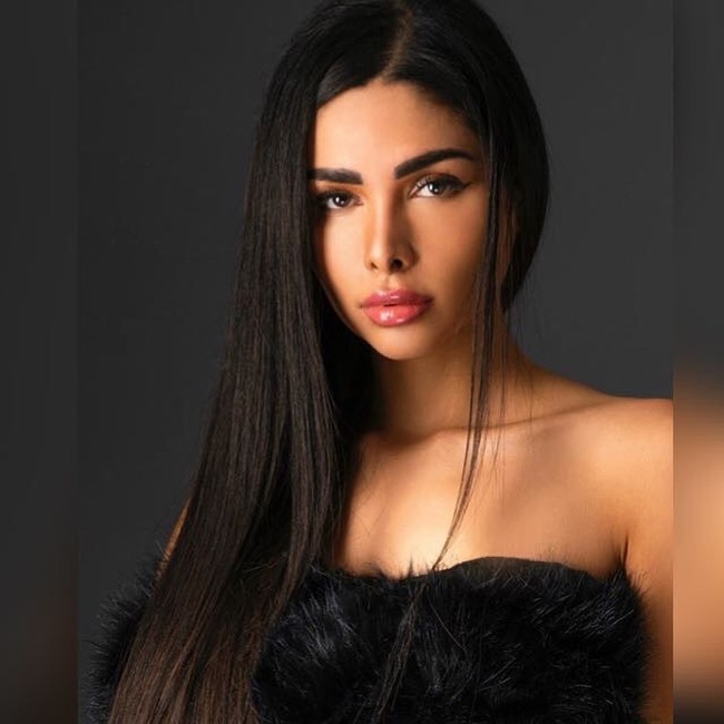 Beberapa waktu lalu Thalima bicara soal tubuhnya yang dituding adalah hasil operasi potong tulang iga. Wanita 20 tahun yang sering berpose dengan bikini dan lingerie itu memang punya pinggang cukup kecil yakni sekitar 56 cm. Foto: Instagram @thalima.silva