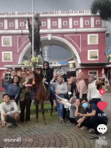 Aulia Dzultamulyana yang diarak keliling komplek usai wisuda