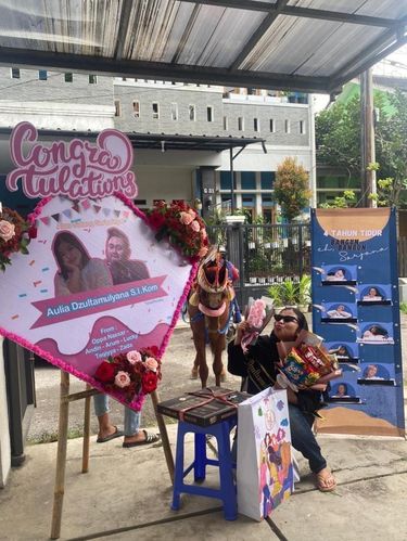 Aulia Dzultamulyana yang diarak keliling komplek usai wisuda