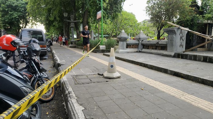 Trotoar di sebelah selatan Lapangan Puputan Badung I Gusti Ngurah Made Agung, Denpasar, dipasangi garis polisi.