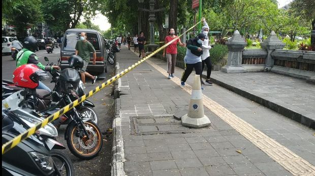 Trotoar di sebelah selatan Lapangan Puputan Badung I Gusti Ngurah Made Agung, Denpasar, dipasangi garis polisi.