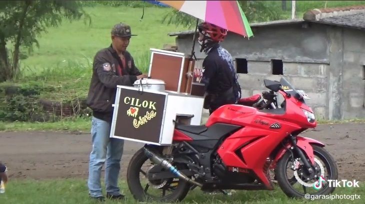 Keren Tukang Cilok Jualan Pakai Motor Sport Rp 30 Jutaan