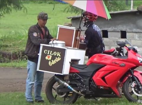 tukang cilok pakai motor sport