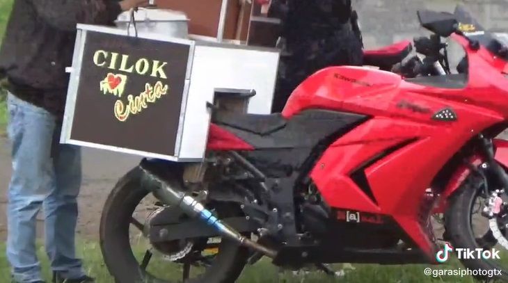 tukang cilok pakai motor sport