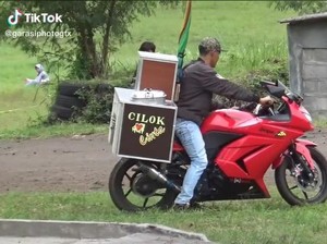 Keren! Tukang Cilok Jualan Pakai Motor Sport Rp 30 Jutaan