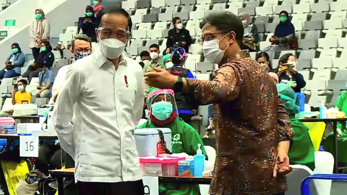 Jokowi Pantau Proses Vaksinasi COVID-19 Massal Ribuan Nakes DKI Jakarta
