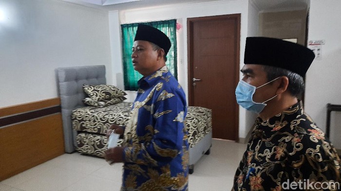 Wagub Jabar Uu tinjau kesiapan tempat isolasi pasien COVID-19 Asrama Haji Bekasi