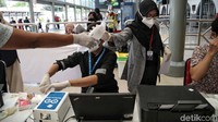 Warga menyerahkan embusan napasnya untuk diperiksa.