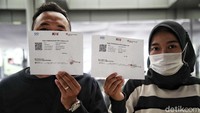 GeNose hanya membutuhkan waktu sekitar 2-3 menit untuk melakukan deteksi virus. Calon penumpang menunjukan hasil GeNose Test.