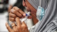 Warga menggunakan alat GeNose yang cara pengecekannya yakni melalui embusan napas di Stasiun Senen, Jakarta Pusat, Kamis (4/2).