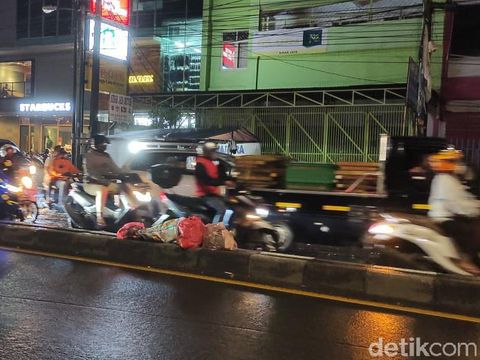 Warga harap masalah sampah di tengah Jl Dewi Sartika  Ciputat ini mendapatkan solusi dari Pemkot Tangsel. Pemandangan 4 Februari 2021. (Taufieq Renaldi Arfiansyah/detikcom)