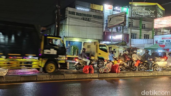 Warga harap masalah sampah di tengah Jl Dewi Sartika  Ciputat ini mendapatkan solusi dari Pemkot Tangsel. Pemandangan 4 Februari 2021. (Taufieq Renaldi Arfiansyah/detikcom)