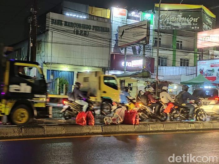 Warga harap masalah sampah di tengah Jl Dewi Sartika  Ciputat ini mendapatkan solusi dari Pemkot Tangsel. Pemandangan 4 Februari 2021. (Taufieq Renaldi Arfiansyah/detikcom)