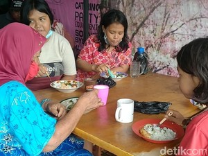 Keren! Warung Makan Ini Berikan 150 Porsi Makanan Gratis Tiap Hari