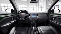 Ini interior Wuling Journey, nuansa serba hitam dengan layar display berukuran sekitar 8 inci tepat di tengah. Foto: GMauthority