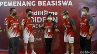 Direktur Consumer Service Telkom FM Venusiana R (tengah) berbincang dengan Pebulu Tangkis Marcus Gideon (kedua kanan) dan Pebulu Tangkis Kevin Sanjaya (kedua kiri) usai menyerahkan medali kepada sepuluh pemenang IndiHome Gideon Badminton Academy (IGBA) di Gideon Badminton Hall, Ciangsana, Bogor, Jawa Barat, Jumat (5/2/2021).