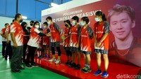 Direktur Consumer Service Telkom FM Venusiana R didampingi EVP Telkom Regional II Area Jakarta Banten Bogor Tangerang Bekasi (Jababotabek) Teuku Muda Nanta mengalungkan medali sebagai bukti kesepuluh pemenang beasiswa ini akan mengikuti pelatihan selama 1 tahun.