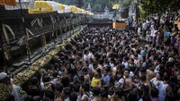 Banyu Pinaruh adalah ritual penyucian terpenting yang dilakukan satu hari setelah merayakan Hari Saraswati atau hari pemujaan Saraswati, dewi ilmu pengetahuan, seni dan sains. Agung Parameswara/Getty Images  