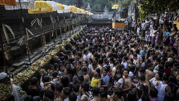 Banyu Pinaruh adalah ritual penyucian terpenting yang dilakukan satu hari setelah merayakan Hari Saraswati atau hari pemujaan Saraswati, dewi ilmu pengetahuan, seni dan sains. Agung Parameswara/Getty Images Banyu Pinaruh adalah ritual penyucian terpenting yang dilakukan satu hari setelah merayakan Hari Saraswati atau hari pemujaan Saraswati, dewi ilmu pengetahuan, seni dan sains. Agung Parameswara/Getty Images